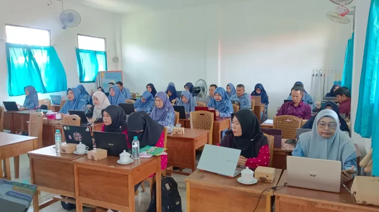 MTs Negeri Singkawang Dorong Inovasi Pembelajaran melalui Pelatihan AI bagi Guru
