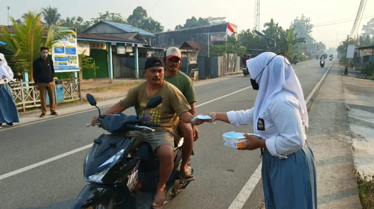 Kabut Asap Karhutla, Pemuda Muhammadiyah Bagikan Ribuan Masker