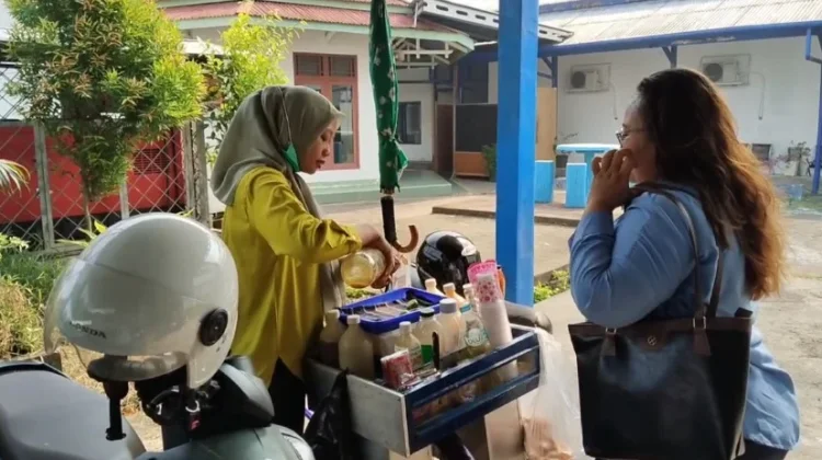 Penjual Jamu Keliling Andalkan Air Galon saat Kemarau