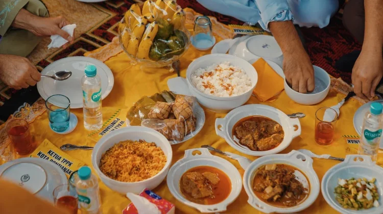 Antara Doa, Ketupat Colet, dan Hangatnya Warga Kota