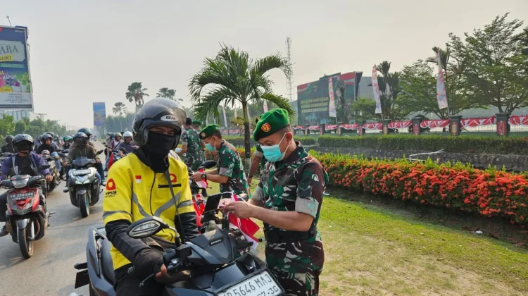 Kodam XII/Tanjungpura Bagikan Bendera dan Masker kepada Pengguna Jalan