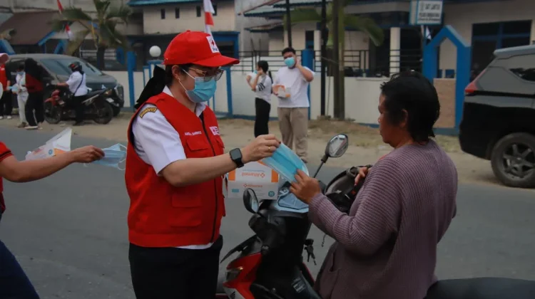 Waspada Efek Buruk Kabut Asap, PMI Bengkayang dan Tim Gabungan Bagikan Masker