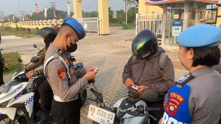 Gerbang Mapolres Kubu Raya Jadi Lokasi Pemeriksaan Disiplin Personel