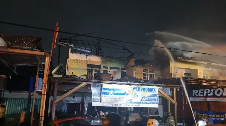 Kebakaran Hanguskan Tiga Ruko di Jalan Dr. Wahidin Pontianak