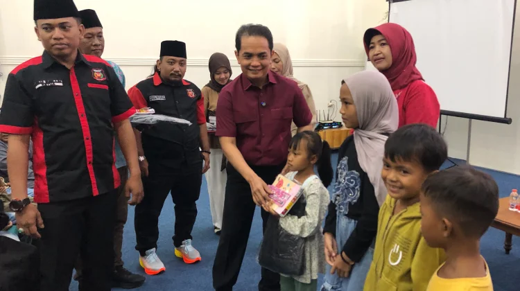 Kesbangpol dan Madas Nusantara Pontianak Bagikan Tas hingga Alat Tulis Gratis