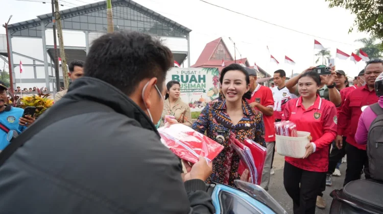 Pimpin Pembagian Bendera, Karolin: Efisiensi Anggaran Tak Boleh Kurangi Pelayanan