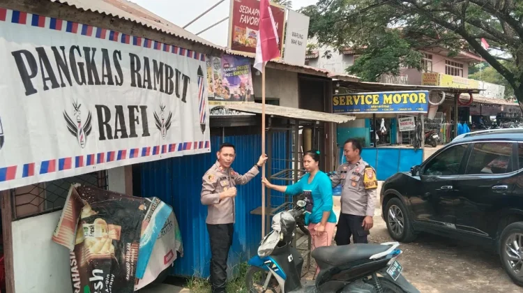 Polisi Pasang Bendera Merah Putih di Rumah Warga Sungai Ambawang