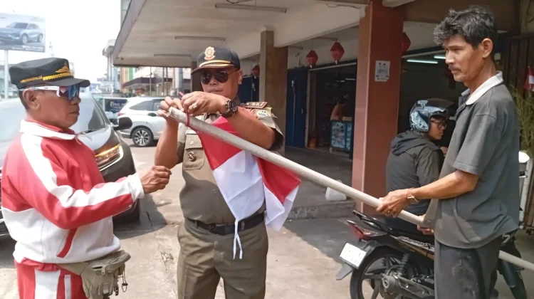 Pemkot Awasi Pemasangan Bendera Merah Putih di Pontianak