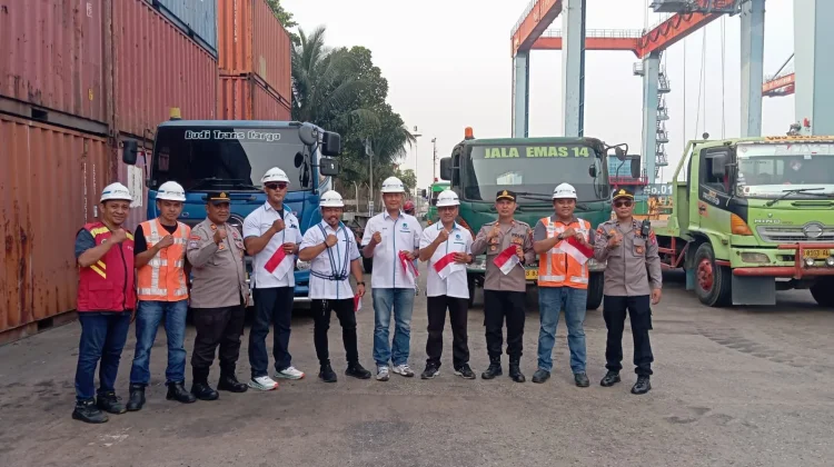 Satbinmas Polresta Pontianak Bagikan 400 Bendera Merah Putih