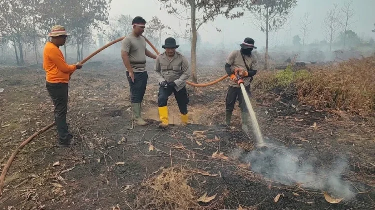 Di Balik Perayaan Kemerdekaan, Petugas KRYD Padamkan Karhutla di Kubu Raya