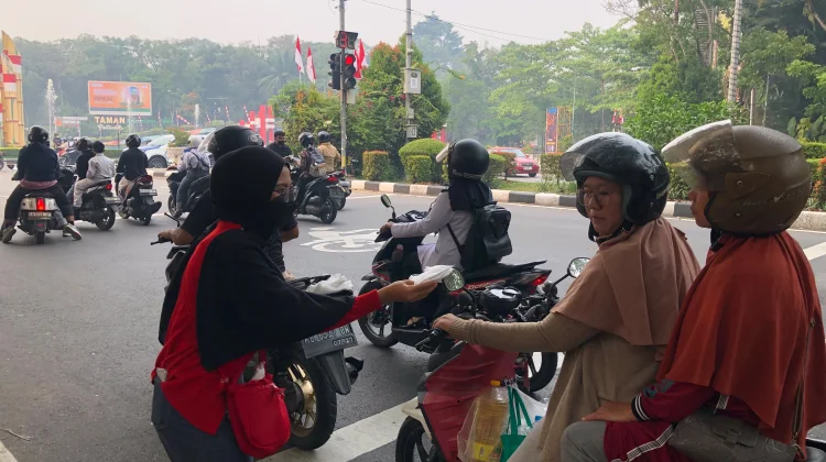 BEM Seka Kalbar dan HMI Komdak Bagikan 10.000 Masker di Hari Kemerdekaan