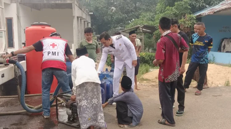 Kecamatan Kuala Mandor B Bersinergi Bersama PMI Salurkan Bantuan Air Bersih
