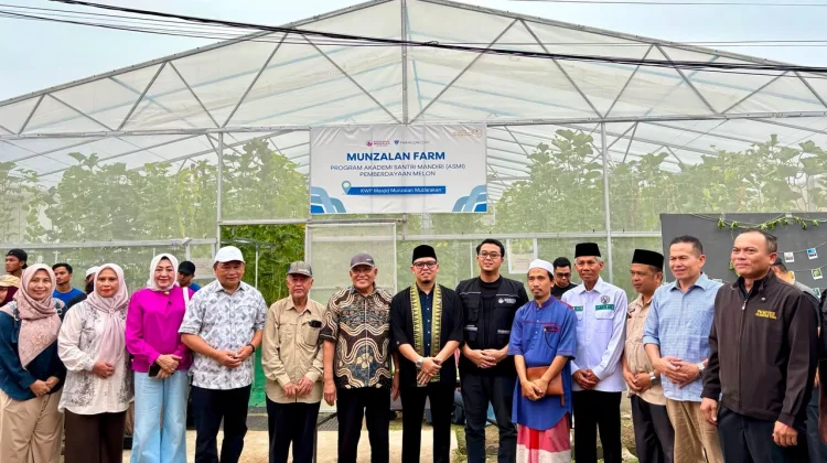 ASMI Panen Melon, Wakaf Produktif Berdayakan Santri