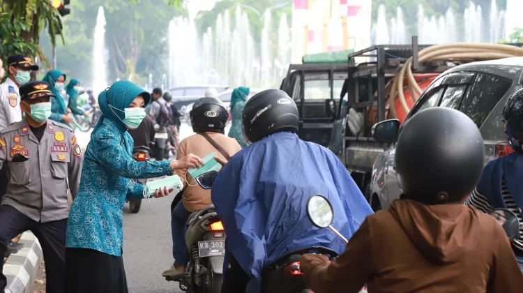 Waspada Dampak Asap, TP PKK Pontianak Bagikan Masker
