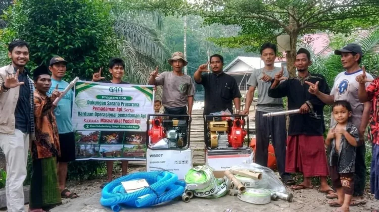 PT GAN Beri Bantuan Mesin Damkar untuk Dua Desa di Lanskap Delta Kapuas