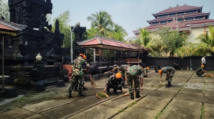 Prajurit Korpasgat Bersihkan Pura, Perkuat Toleransi di Kubu Raya