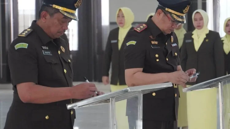Kajati Kalbar Lantik dan Ambil Sumpah Jabatan Aspema dan Kajari Landak