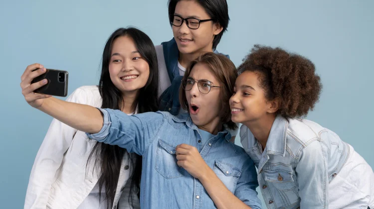 FOMO di Era Digital: ketika Anak Muda Takut Ketinggalan Tren