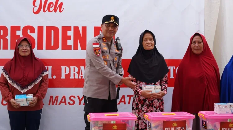 Ratusan Paket Kebutuhan Pokok Disalurkan ke Korban Kebakaran Pasar Sungai Duri