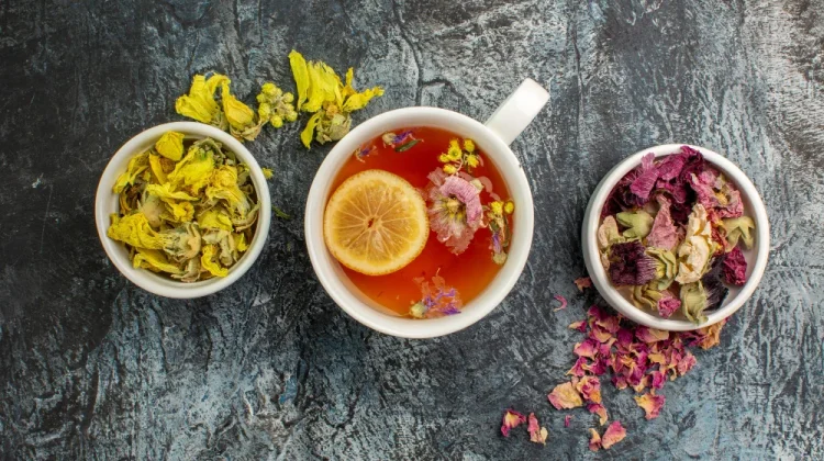 Teh Herbal Hangat untuk Menemani Waktu Santai
