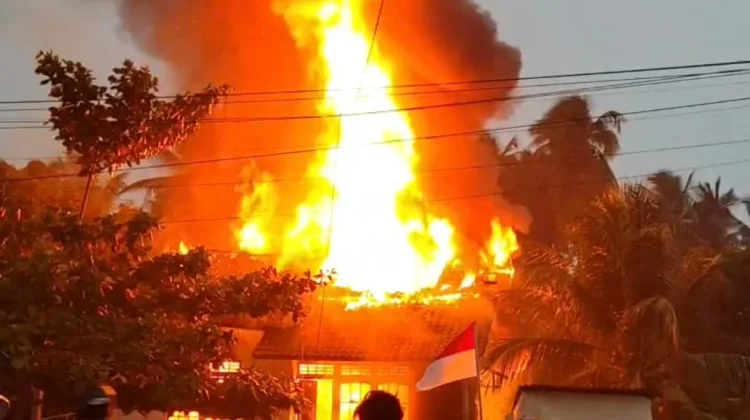 Bakar Sarang Tawon, Rumah dan Dua Motor Ludes Terbakar