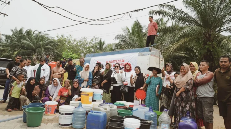 Fenty Noverita Salurkan Bantuan Air Bersih dan Sembako untuk Masyarakat Kubu Raya