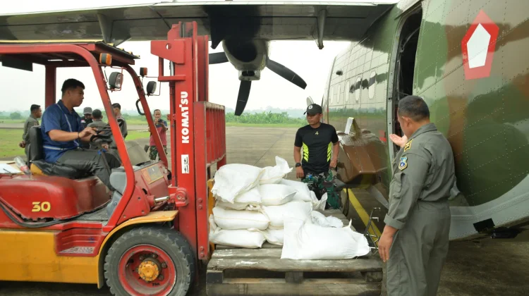Lanud Supadio Kerahkan Cassa A-2117 Perkuat Tangani Karhutla di Kalbar Melalui OMC