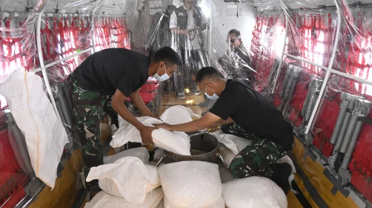 Lanud Supadio Kerahkan Cassa A-2117 Perkuat Tangani Karhutla di Kalbar Melalui OMC