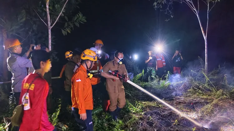 Bupati Kubu Raya Bantu Padamkan Karhutla di Jalan Wanodadi Dua