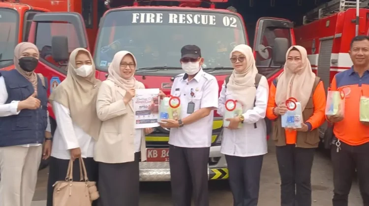 PATELKI Kubu Raya Salurkan Bantuan untuk Petugas Penanganan Karhutla
