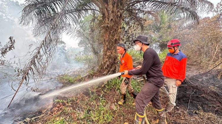 Pemuda Dayak Pontianak Salurkan Dukungan untuk Petugas Pemadam Karhutla