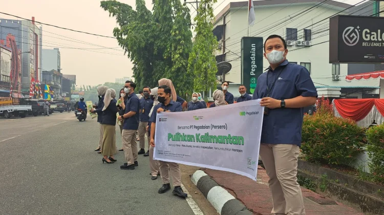 Pegadaian Bagikan 2.400 Paket untuk Warga Terdampak Kabut Asap