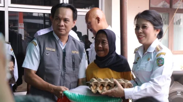 115 Warga Rentan di Singkawang Terima Bantuan Permakanan Tahap II