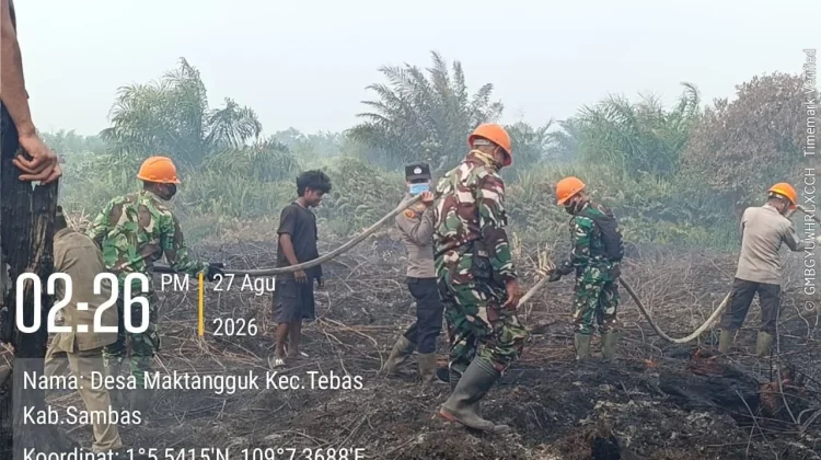 TNI-Polri Bersinergi Padamkan Karhutla di Desa Maktangguk Sambas