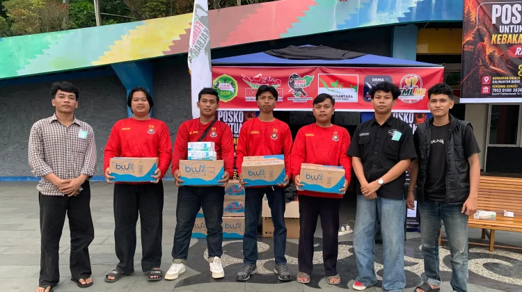 Aliansi Selamatkan Kalbar Salurkan Donasi kepada Relawan Pemadam Kebakaran