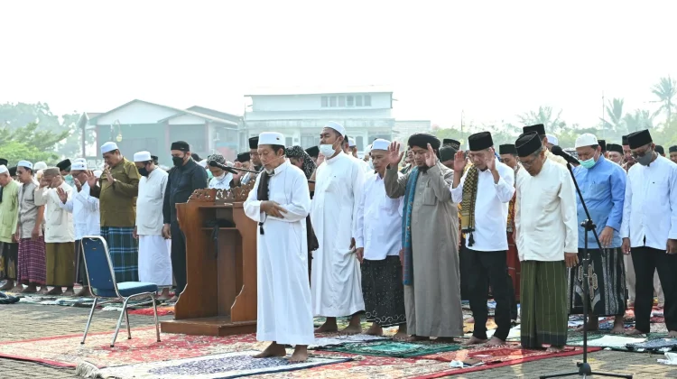 Kemarau Panjang, Ribuan Warga Ketapang Gelar Sholat Istisqa