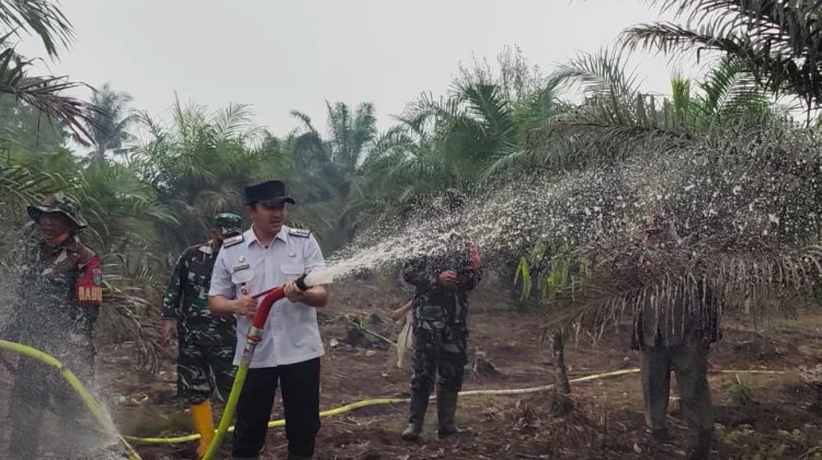 Sinergi Pemadaman Api Pemerintah Kecamatan serta Masyarakat Kuala Mandor B