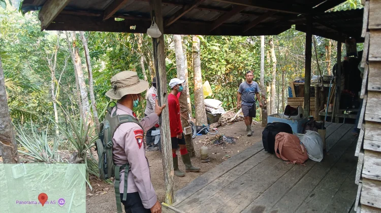Satgas Karhutla Evakuasi Satu Keluarga yang Terjebak di Pondok Kebun Melawi