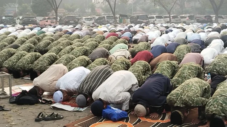 Ribuan Jamaah Sholat Istisqa Memohon Hujan Segera Turun
