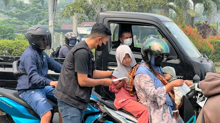 Pemuda Kubu Raya Bagikan 1.000 Masker, Aksi Nyata Peduli Dampak Kabut Asap
