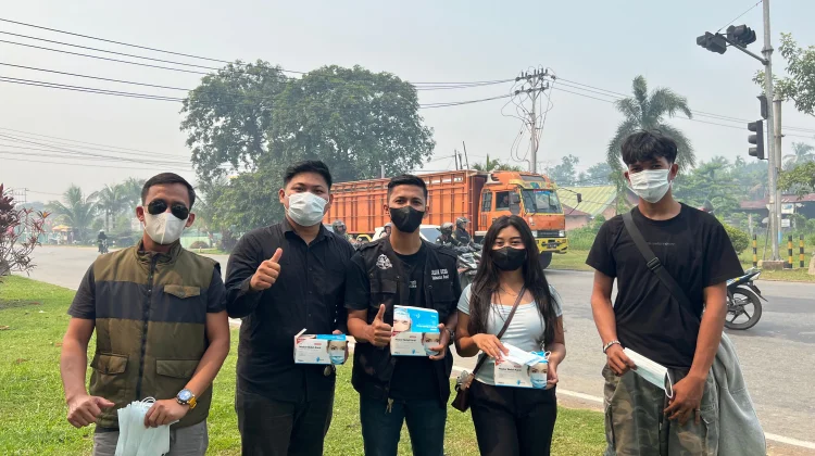 Pemuda Kubu Raya Bagikan 1.000 Masker, Aksi Nyata Peduli Dampak Kabut Asap
