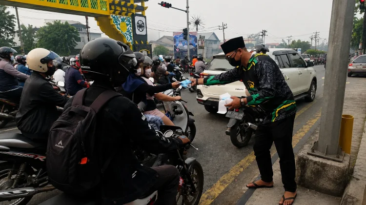 SPM Kalbar Bagikan 3.000 Masker kepada Pengendara di Pontianak Timur