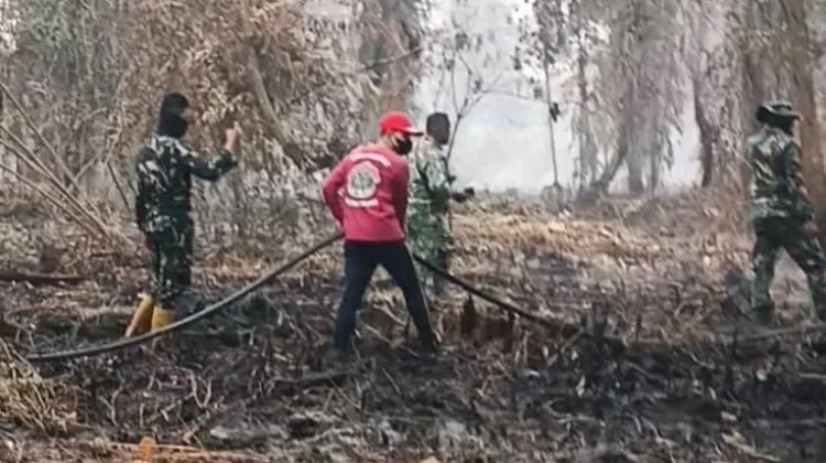 Pegawai KemenHAM Kalbar Turun Langsung Bantu Padamkan Karhutla Bersama TNI