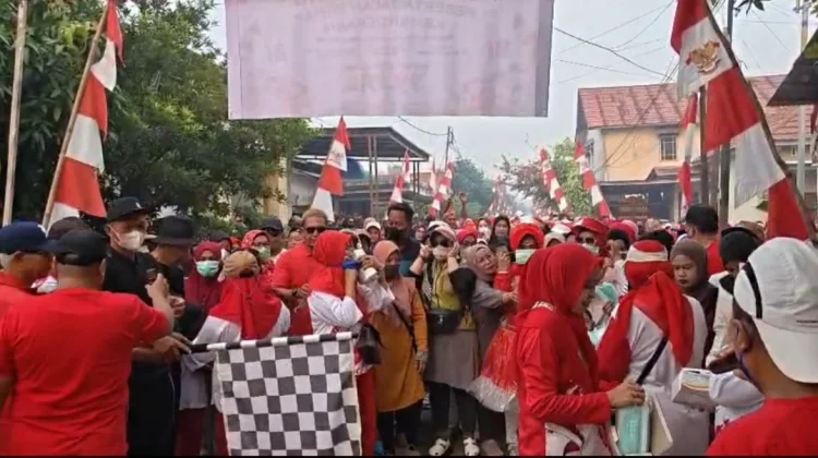 Diselimuti Kabut Asap, Ratusan Warga Griya KORPRI Antusias Ikuti Jalan Sehat