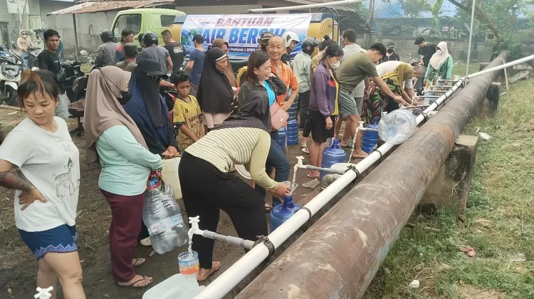 Warga Pontianak Timur Antusias Antre Air Bersih PDAM