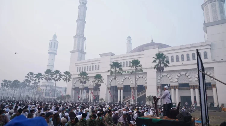 Ribuan Umat Islam Salat Istisqa di Masjid Raya Mujahidin