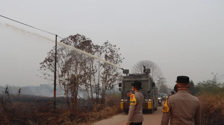 Water Cannon Polres Ketapang Dikerahkan untuk Pemadaman Karhutla