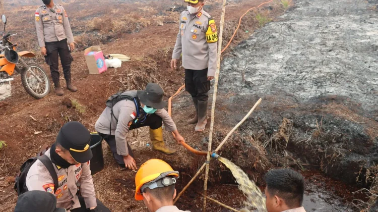 Atasi Kendala Sumber Air, Kapolres Sambas Cek Embung di Lokasi Karhutla