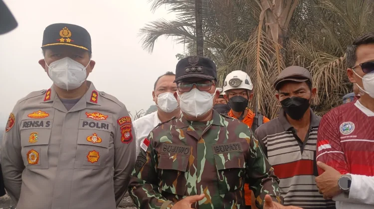 Asap Makin Pekat, Bupati Sujiwo Perintahkan Pendistribusian Masker dan Air Minum