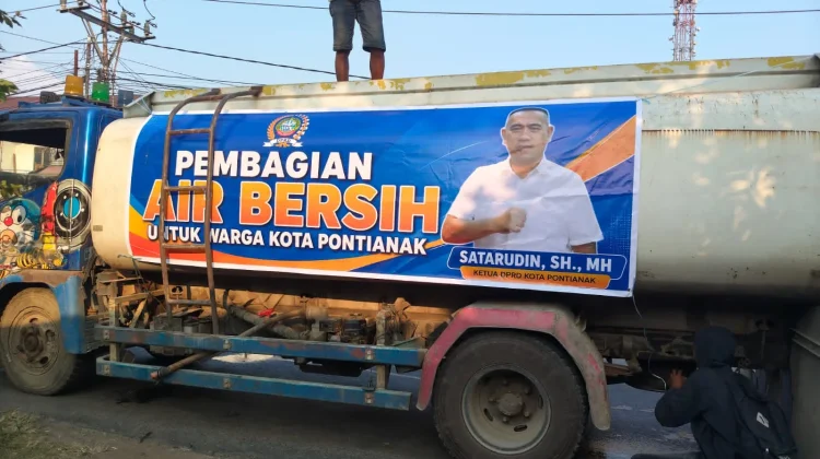 Ketua DPRD Pontianak Satarudin Salurkan Air Bersih kepada Warga Pontianak Utara